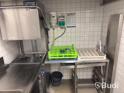 Dishwashing area with Metos WD dishwasher, incl. dishwashing tables, shelving and various accessories.