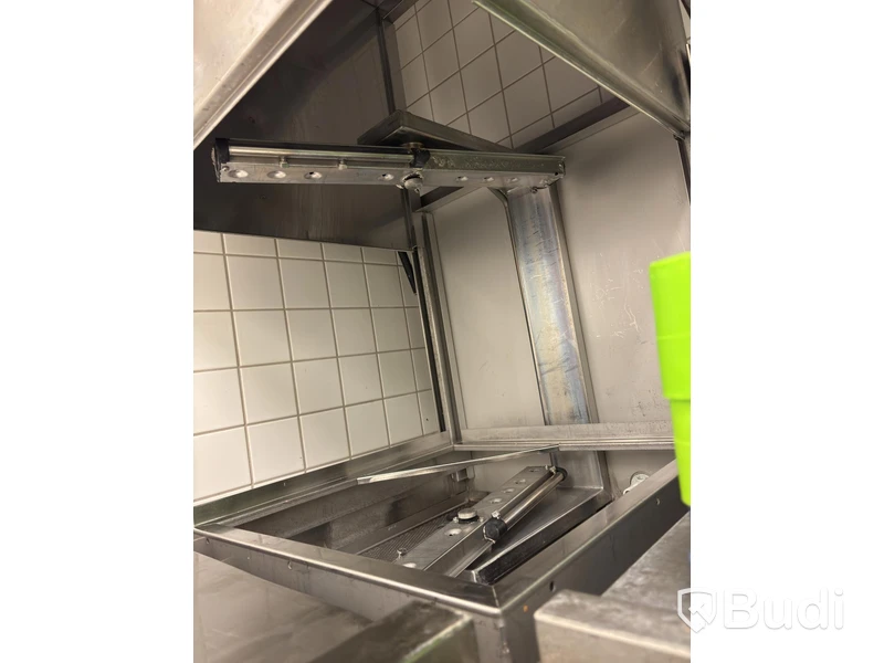 Dishwashing area with Metos WD dishwasher, incl. dishwashing tables, shelving and various accessories.