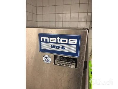 Dishwashing area with Metos WD dishwasher, incl. dishwashing tables, shelving and various accessories.