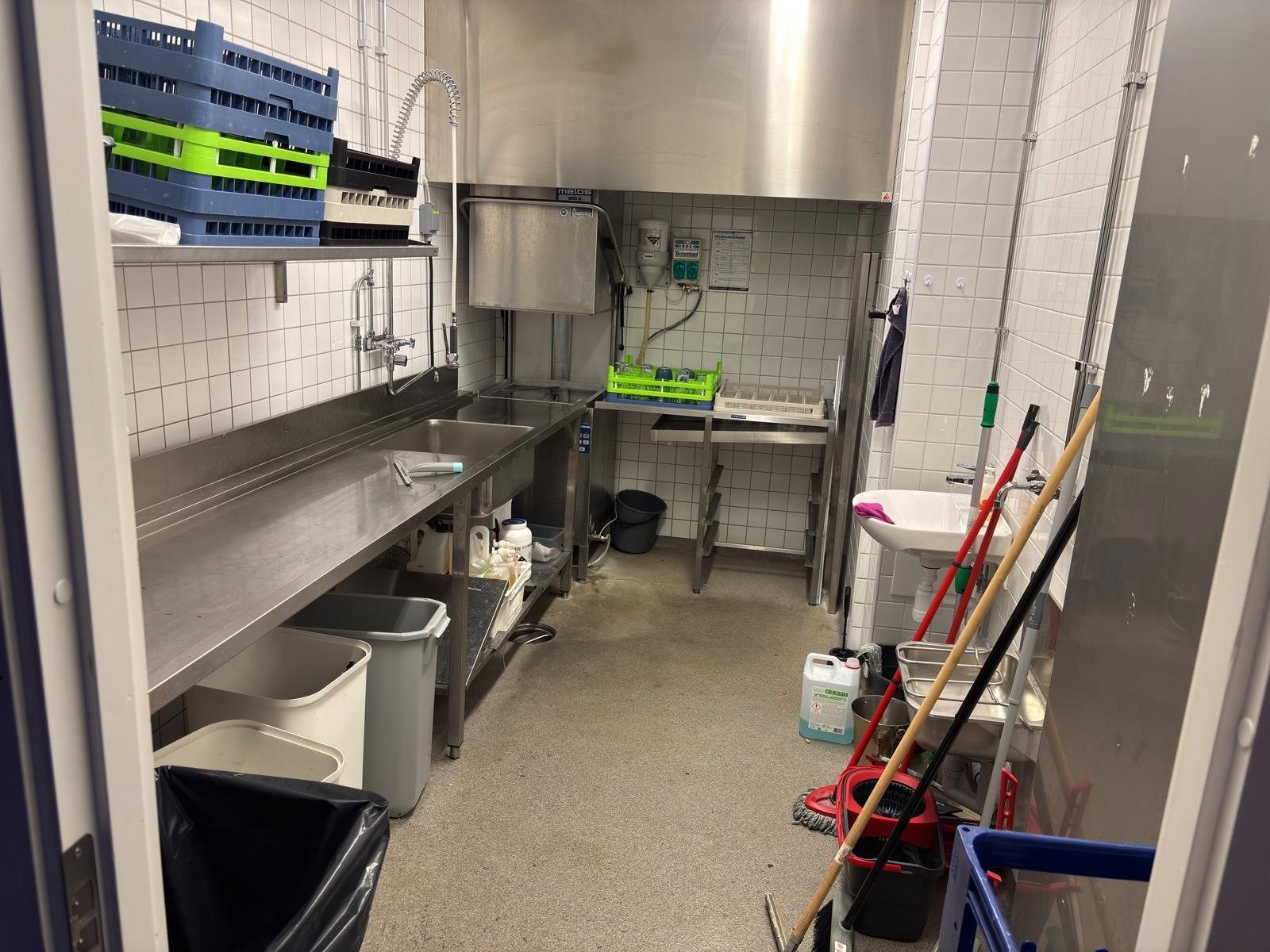 Dishwashing area with Metos WD dishwasher, incl. dishwashing tables, shelving and various accessories.