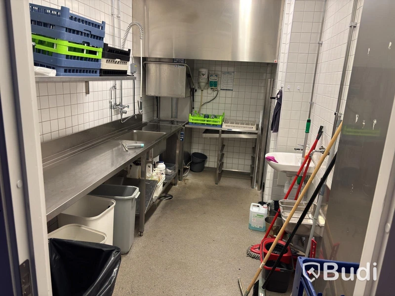 Dishwashing area with Metos WD dishwasher, incl. dishwashing tables, shelving and various accessories.