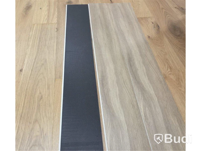 Vinylgolv, mörk ek, 114 m²