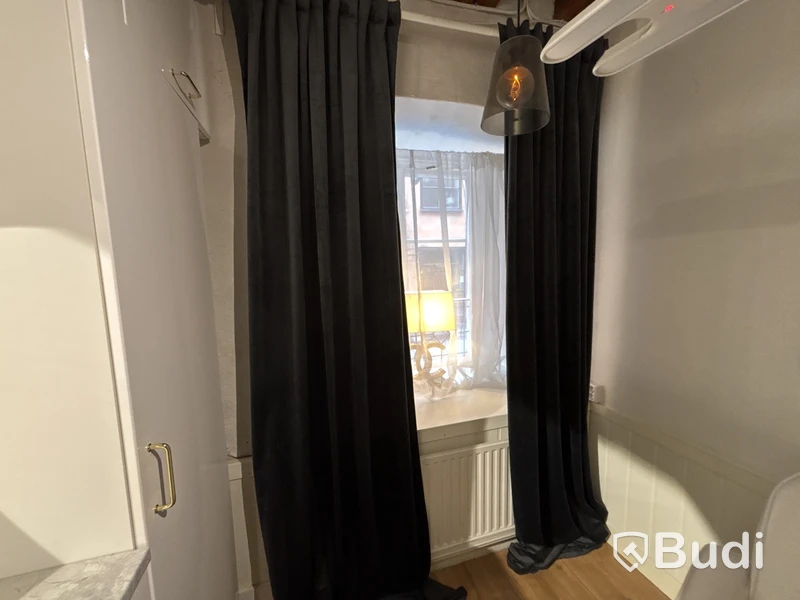 2 st. Gardiner i sammet inkl. gardinstång