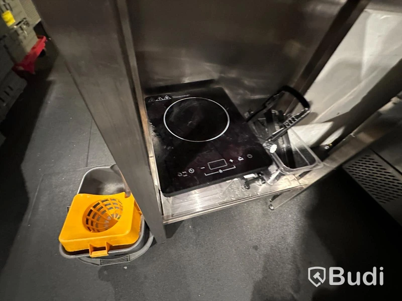 Liten induktionshäll med stickkontakt