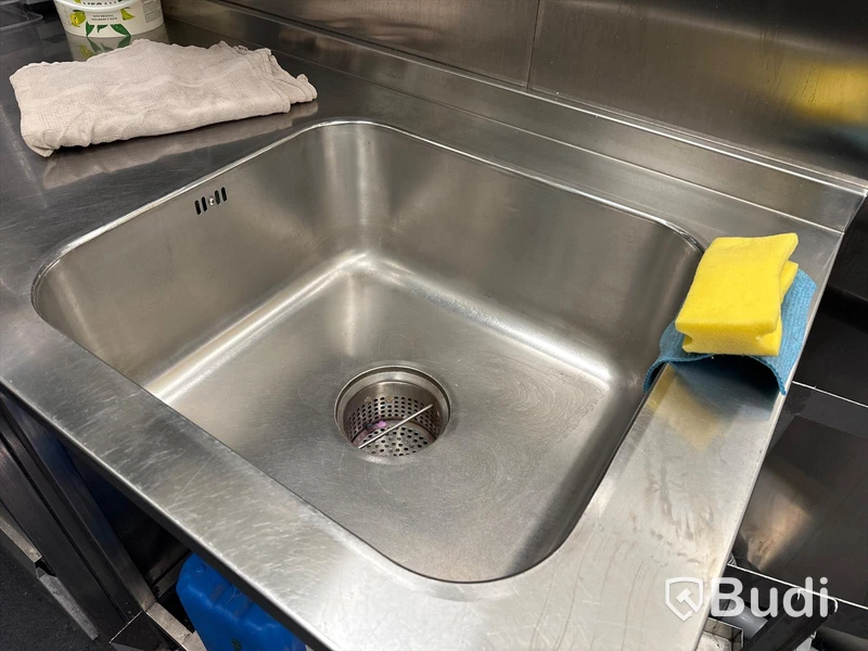 Arbetsbänk i rostfritt med Ho och vinklat hör, ej blandare