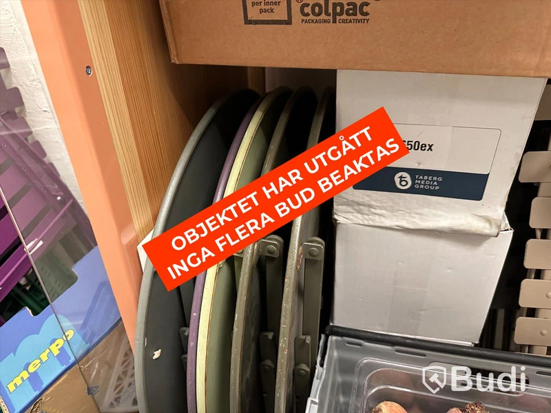 Fällbara bord och stolar för utomhusservering