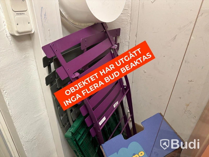 Fällbara bord och stolar för utomhusservering