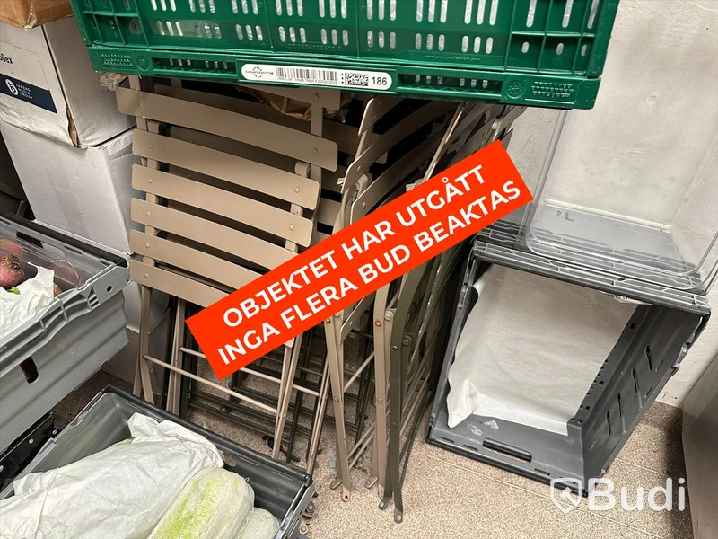 Fällbara bord och stolar för utomhusservering