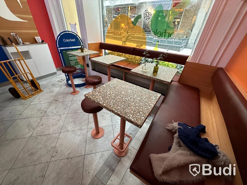 4st golvmonterade cafebord med tillhörande pallar samt platsbyggda sittsoffor