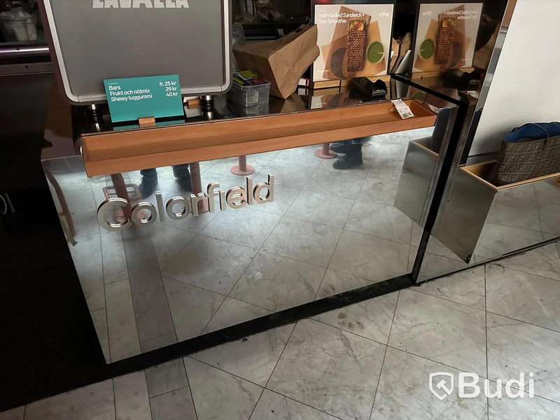 Kassadisk 145cm bred och 86cm djup, spegelblank med Colorfield-logo,