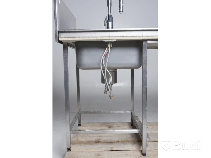 Rostfribänk med diskho och blandare
