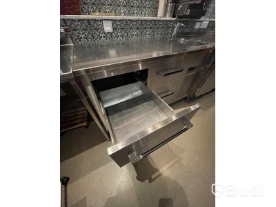 Rostfri bänk med infälld sköljho samt inbyggd kompressor