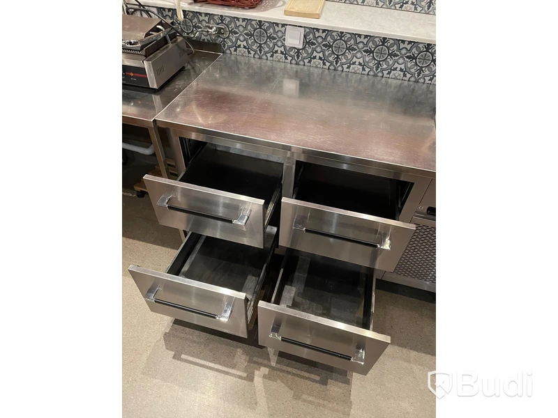 Rostfri bänk med infälld sköljho samt inbyggd kompressor