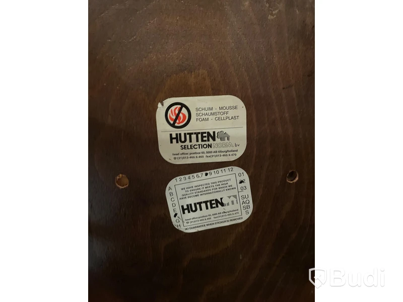 4 st stolar i trä HUTTEN samt 2 st bord