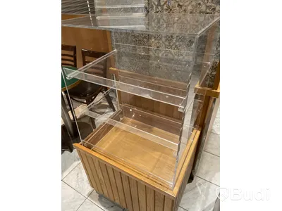 Monter med trä panel och plexiglas