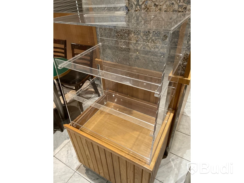 Monter med trä panel och plexiglas