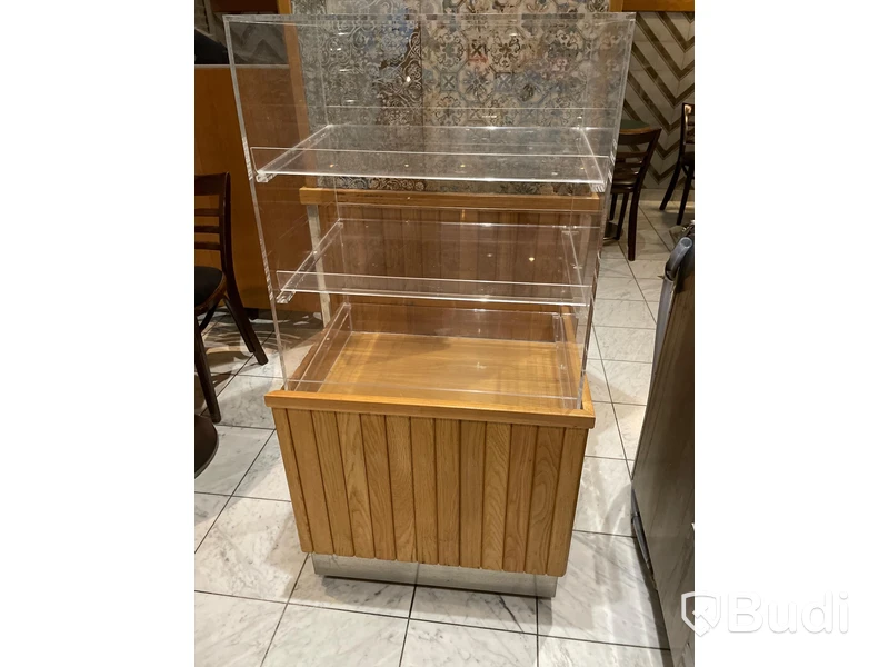 Monter med trä panel och plexiglas