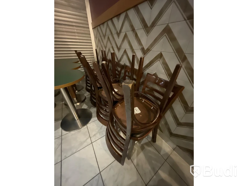 8 st stolar i trä HUTTEN