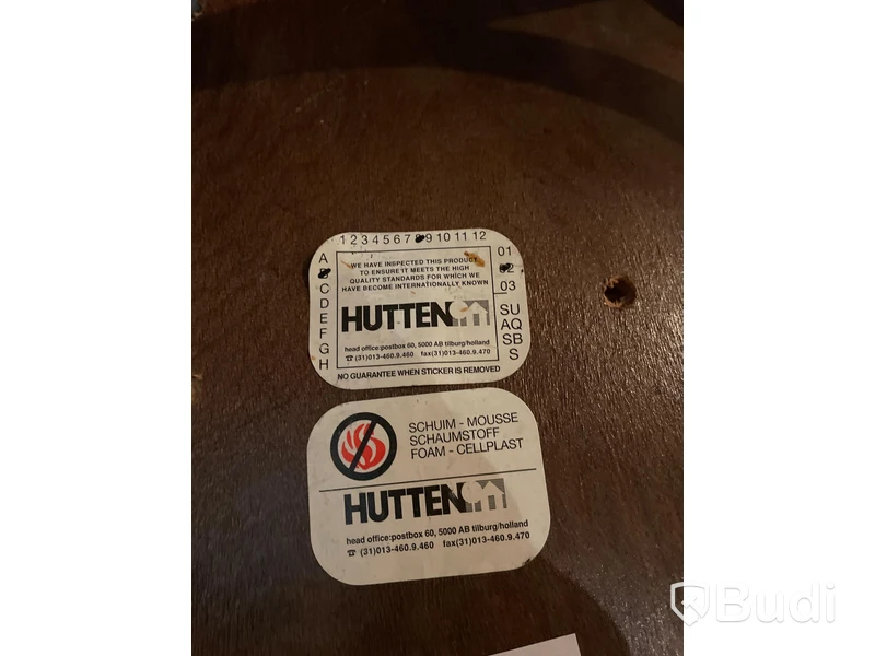 4 st stolar i trä HUTTEN samt 2 st bord