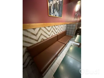 Platsbyggd soffa i konstskinn,  stomme i ek