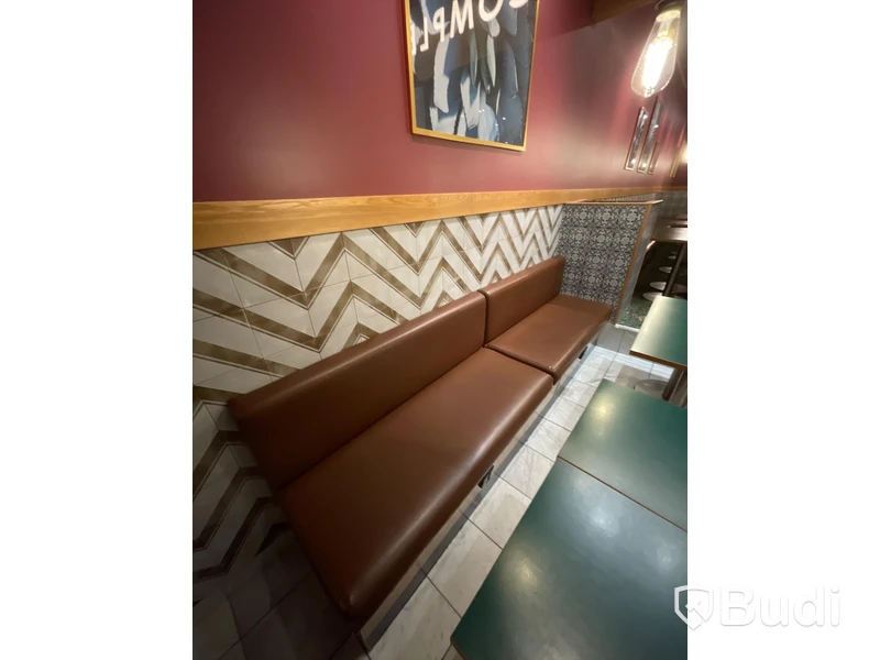 Platsbyggd soffa i konstskinn,  stomme i ek
