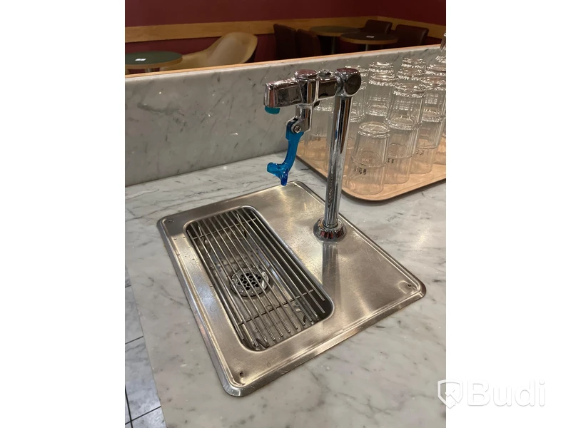 Serveringsskänk med infälld vattensifon