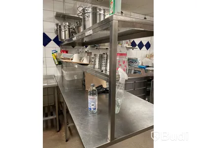 Diskinlämningsbänk med överhyllor