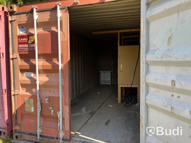 20 fots container med lagerhylla