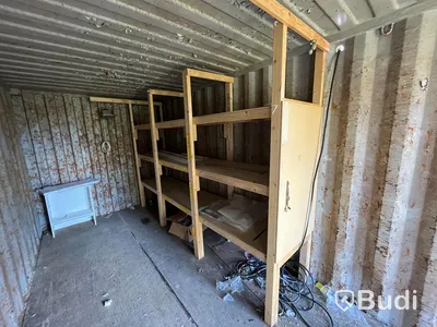 20 fots container med lagerhylla