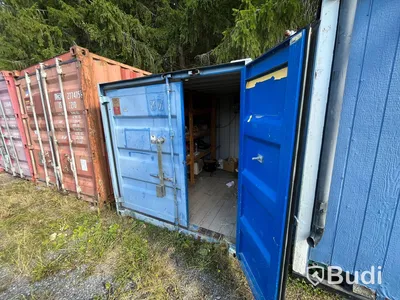 Verkstadscontainer med elcentral och lagerhylla