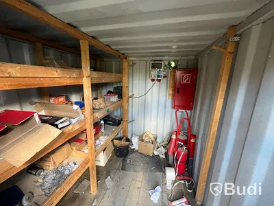 Verkstadscontainer med elcentral och lagerhylla