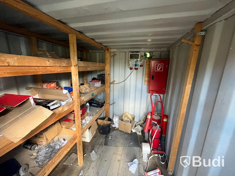 Verkstadscontainer med elcentral och lagerhylla