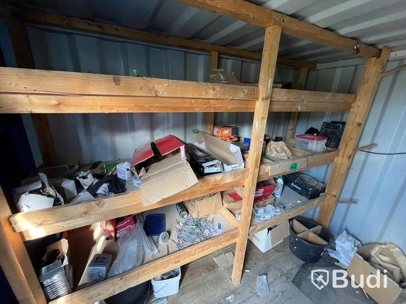 Verkstadscontainer med elcentral och lagerhylla