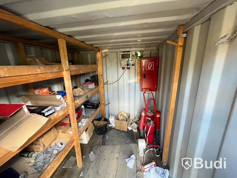 Verkstadscontainer med elcentral och lagerhylla
