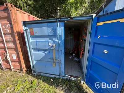 Verkstadscontainer med elcentral och lagerhylla