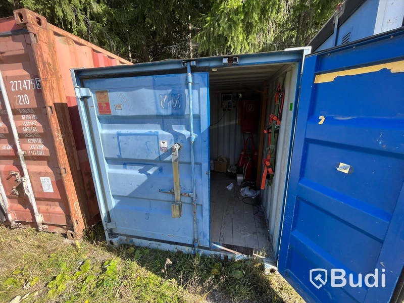 Verkstadscontainer med elcentral och lagerhylla