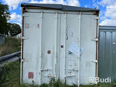Isolerad 20-fotscontainer med lagerhylla