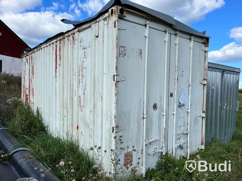 Isolerad 20-fotscontainer med lagerhylla