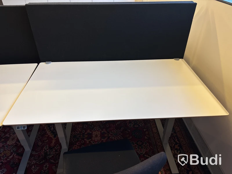4 st.  Höj- och sänkbara skrivbord Edsbyn, elektriska, inkl. 3 st. kontorsstolars och kontorsavskiljare