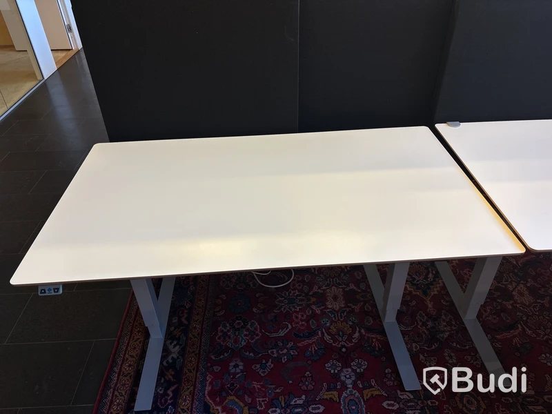 4 st.  Höj- och sänkbara skrivbord Edsbyn, elektriska, inkl. 3 st. kontorsstolars och kontorsavskiljare