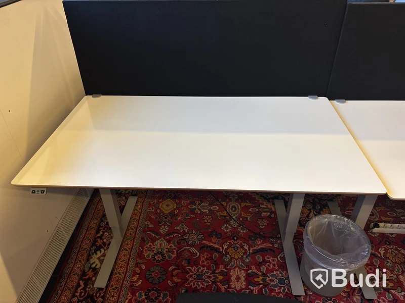 4 st.  Höj- och sänkbara skrivbord Edsbyn, elektriska, inkl. 3 st. kontorsstolars och kontorsavskiljare
