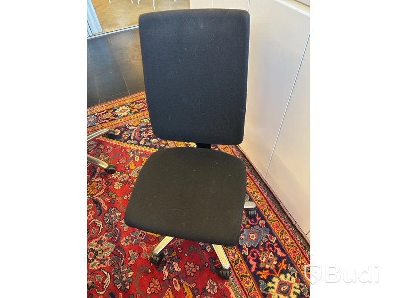 4 st.  Höj- och sänkbara skrivbord Edsbyn, elektriska, inkl. 3 st. kontorsstolars och kontorsavskiljare