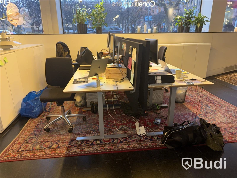4 st. Höj- och sänkbara skrivbord Edsbyn, inkl. kontorsavskiljare samt 3 st. kontorsstolar