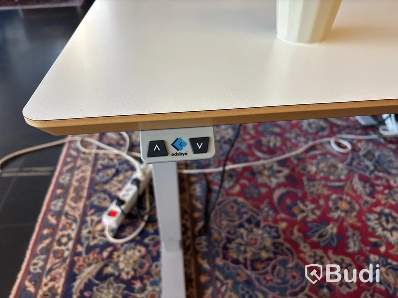Höj- och sänkbart skrivbord Edsbyn inkl. kontorsavskiljare samt en kontorsstol