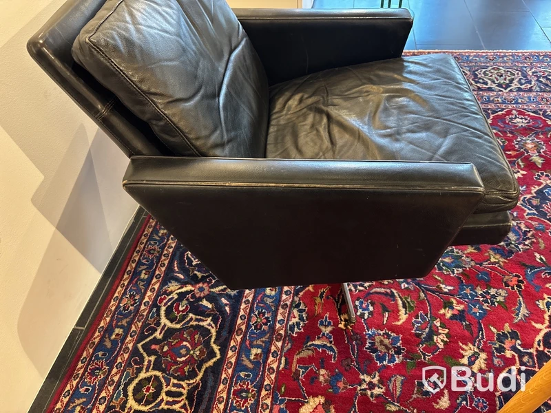 Soffa  inkl. 2 st snurrfåtöljer läder inkl. soffbord