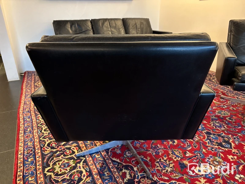 Soffa  inkl. 2 st snurrfåtöljer läder inkl. soffbord