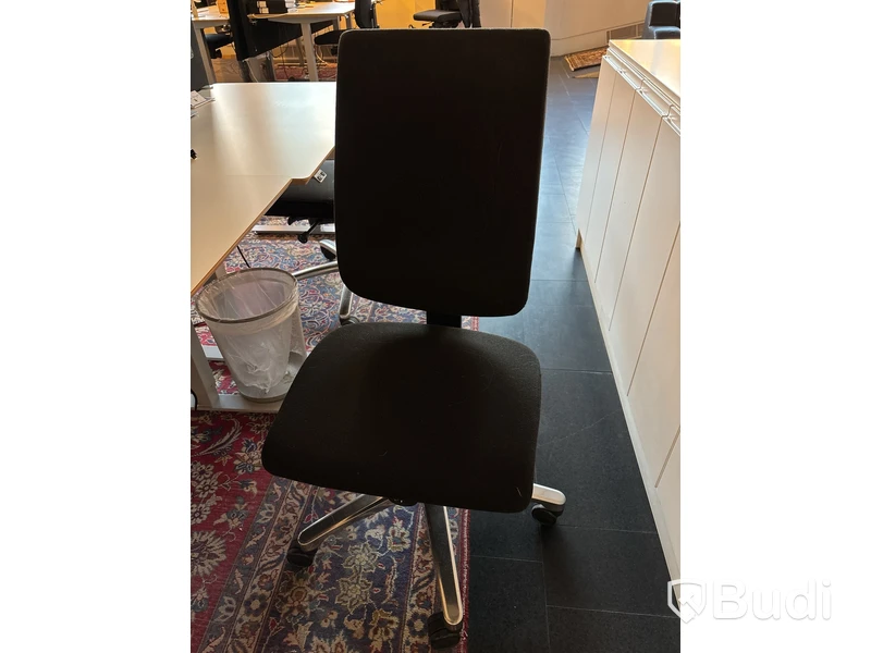 Höj- och sänkbart skrivbord Edsbyn inkl. kontorsavskiljare samt en kontorsstol