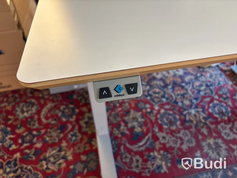 Höj- och sänkbart skrivbord Edsbyn inkl. kontorsavskiljare samt en kontorsstol