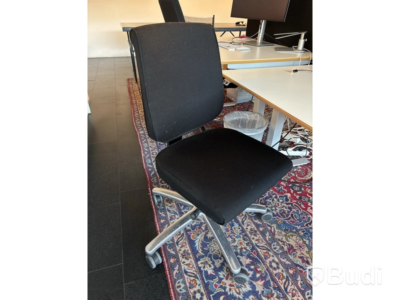 Höj- och sänkbart skrivbord Edsbyn inkl. kontorsavskiljare samt en kontorsstol