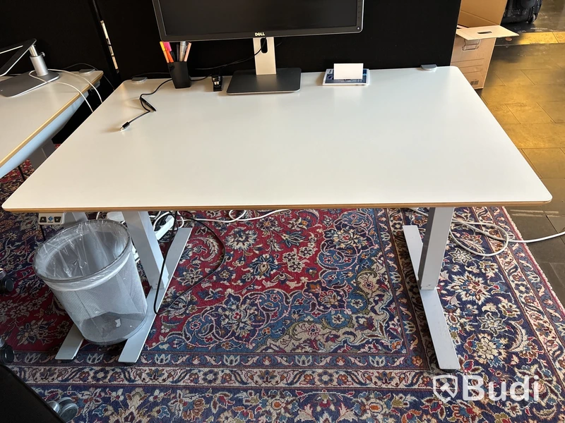 Höj- och sänkbart skrivbord Edsbyn inkl. kontorsavskiljare samt en kontorsstol